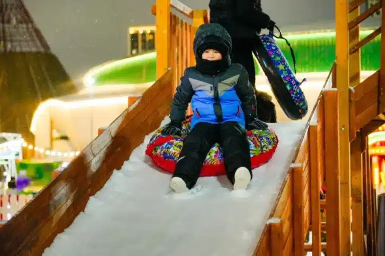 В Астане из-за резкого потепления закрыли каток и ледяные горки