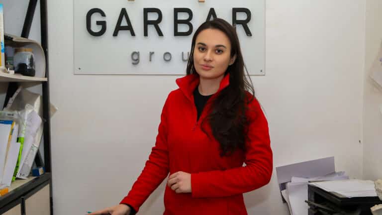 Казахстанка создала мебельный бизнес с оборотом в 200 млн, начав с гаража и 4 стульев