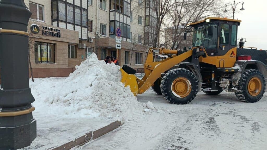 В Астане на уборку снега вышли около 3 тысяч единиц спецтехники
