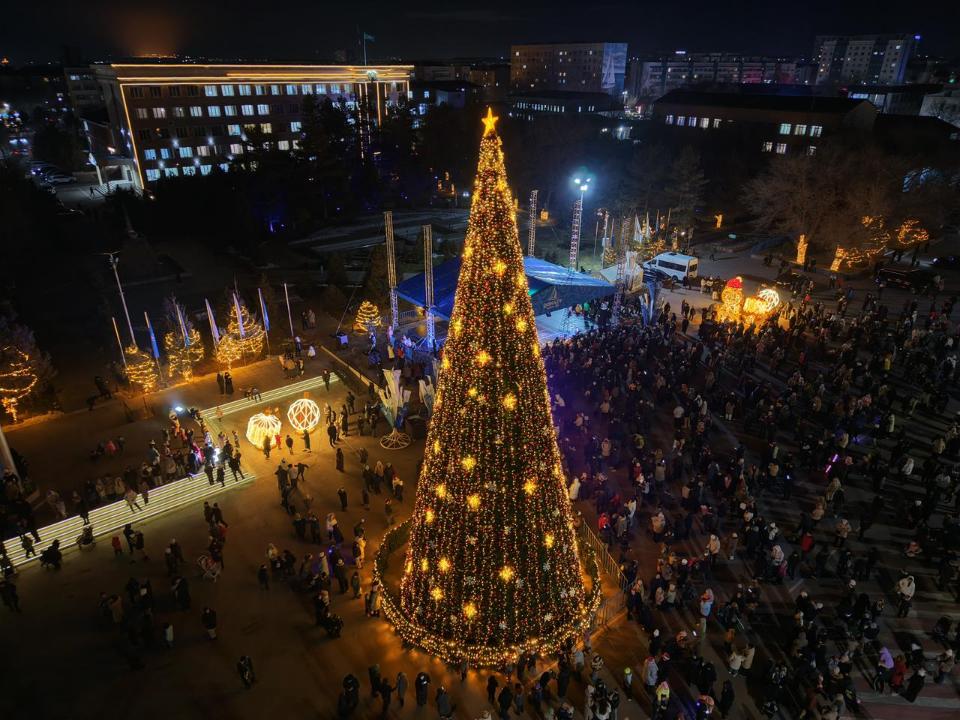 В Конаев впервые прибыл новогодний караван Coca-Cola