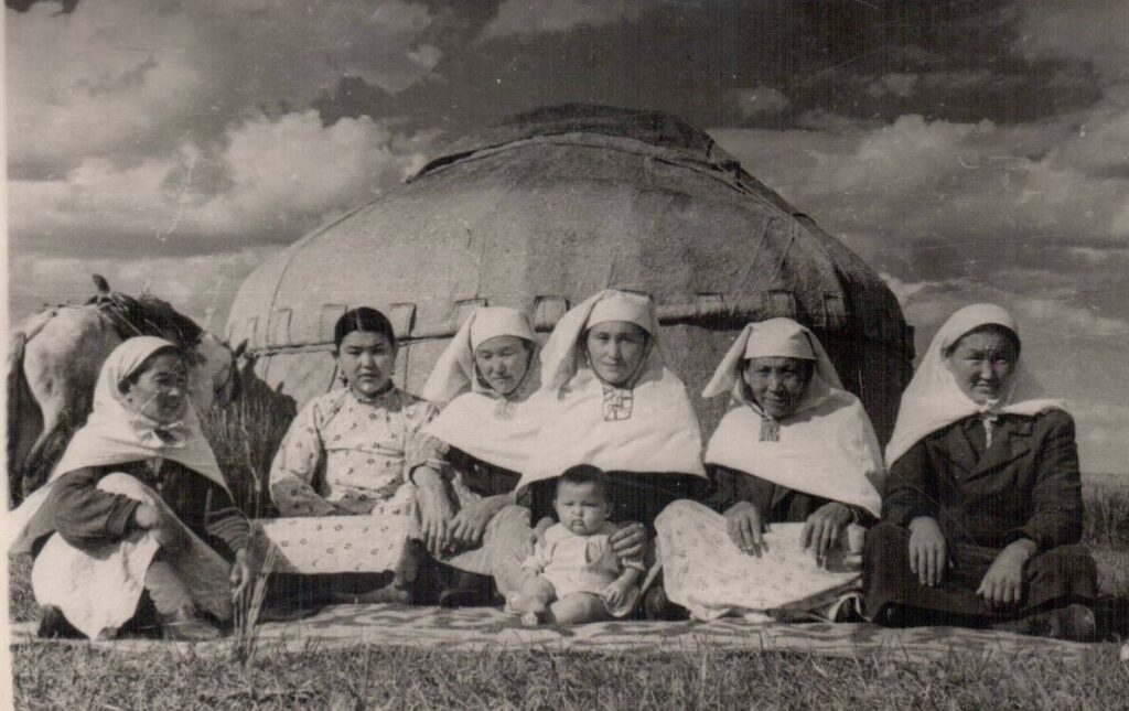 На архивном фото: казахские женщины в кимешеках и девушка с непокрытой головой