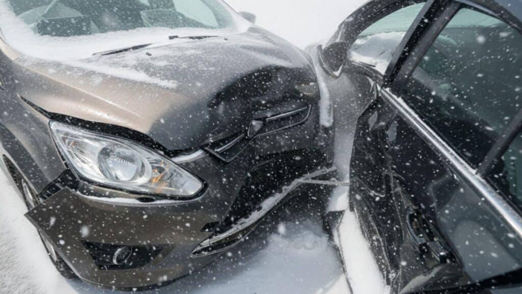 Почти 100 ДТП парализовали Астану из-за первого декабрьского снегопада