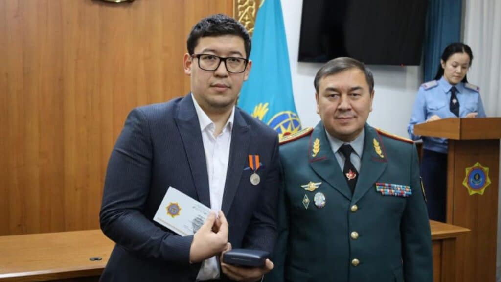 В Астане наградили мужчину, спасшего утопающего в Есиле