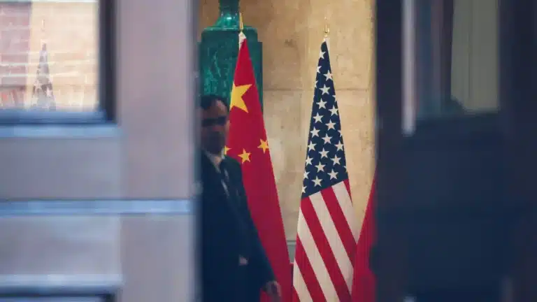 Китай ввел санкции против оборонных компаний США