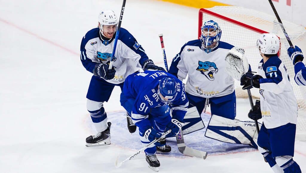 Острый момент у ворот «Барыса» – защитники астанчан помогают Андрею Шутову