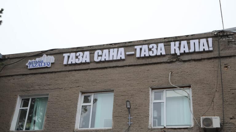 Почему левый берег Астаны чистят лучше и быстрее правого