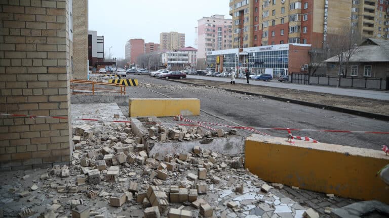 В Астане обрушился фасад ЖК «Кампус»