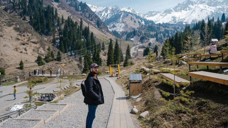 Как развитие инфраструктуры в горах Алматы влияет на экономику страны