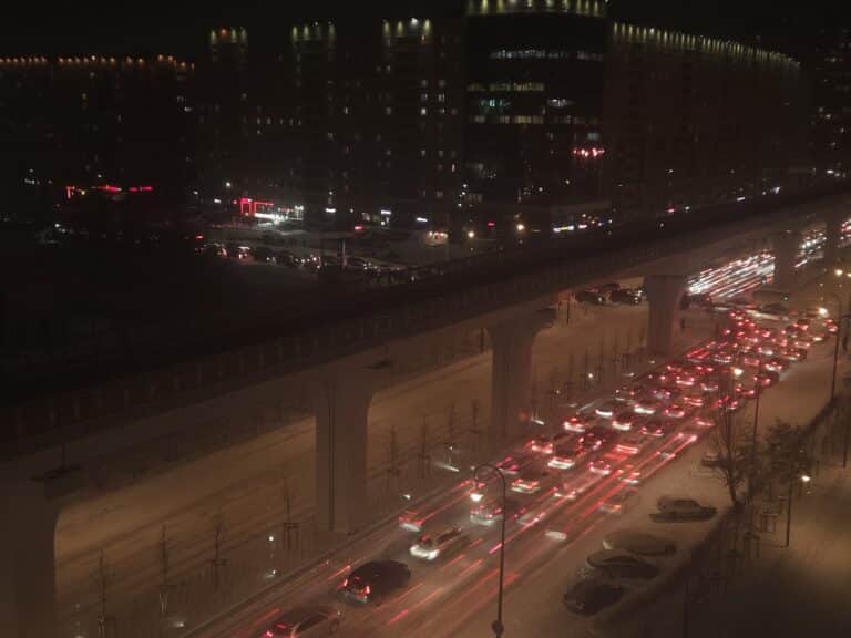 Жители Астаны пожаловались на 10-бальные пробки из-за снегопадов