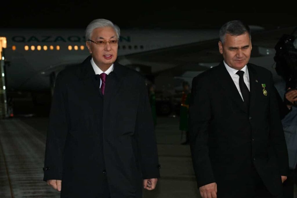 Токаев прибыл в Ашхабад на форум мира и доверия