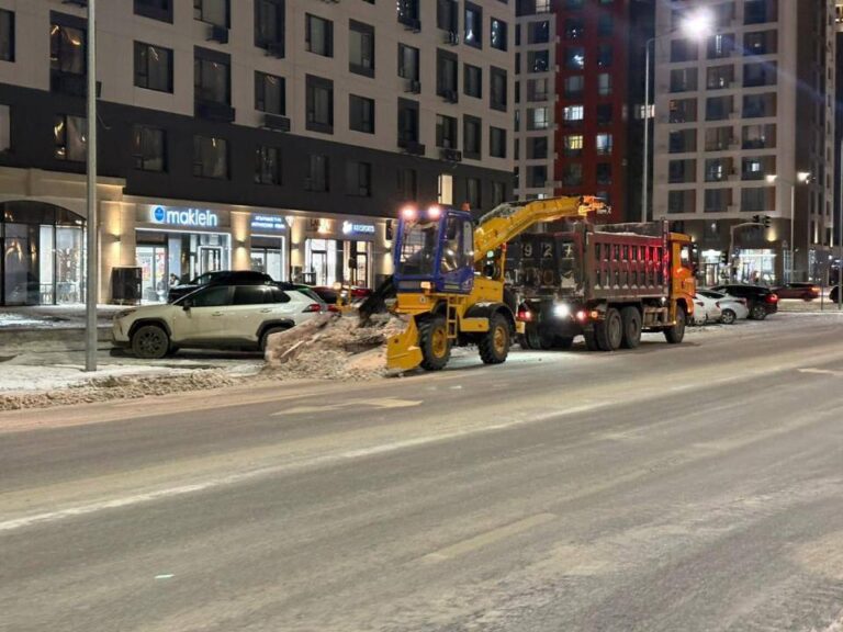 В Астане на уборку снега ночью вывели более 1 200 единиц спецтехники