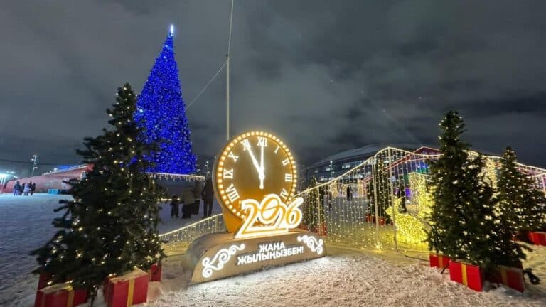 Новогодняя елка зажглась на EXPO