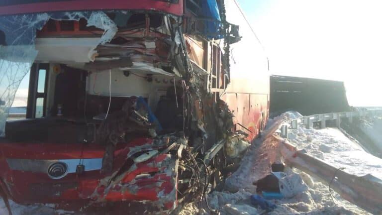 Пассажирский автобус столкнулся с грузовиком в области Абай