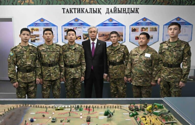 Президент Тараздағы әскери мектеп-интернатқа автобус сыйлады