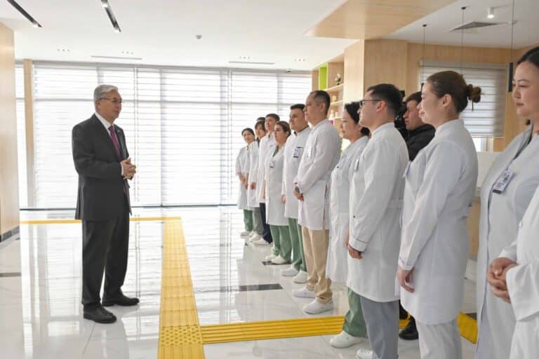 Токаев посетил аритмологическую клинику в Таразе