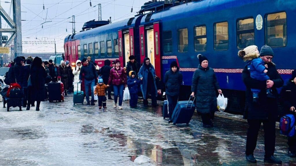 Казахстанские поезда в непогоду дополнительно перевезли более 300 пассажиров