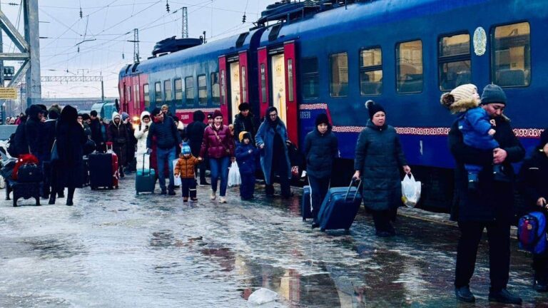 Казахстанские поезда в непогоду дополнительно перевезли более 300 пассажиров