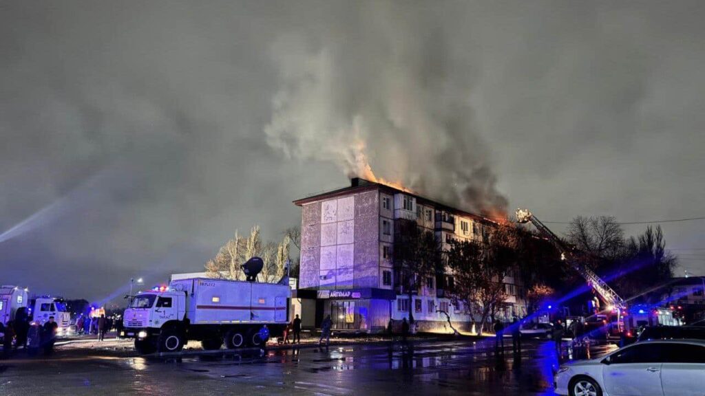 Сто человек эвакуировали из горящей пятиэтажки в Таразе в новогоднюю ночь