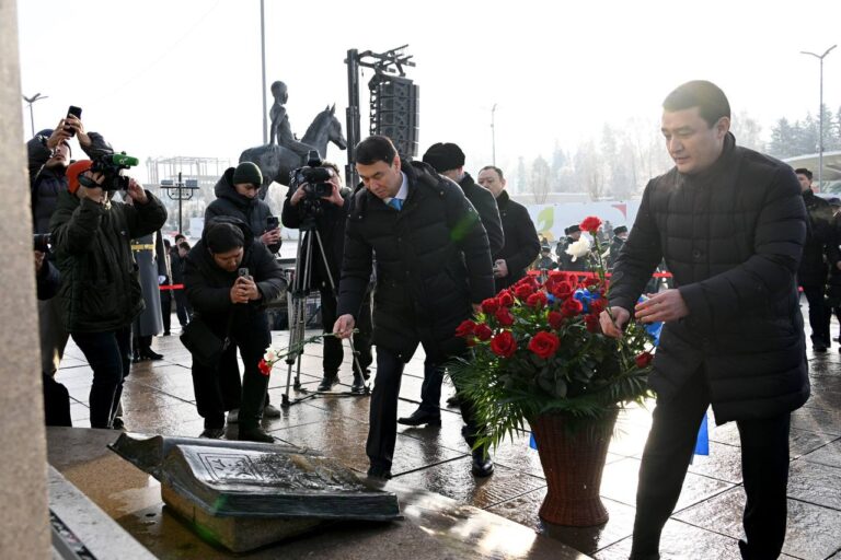 Алматы әкімі «Тәуелсіздік» монументіне гүл шоқтарын қойды