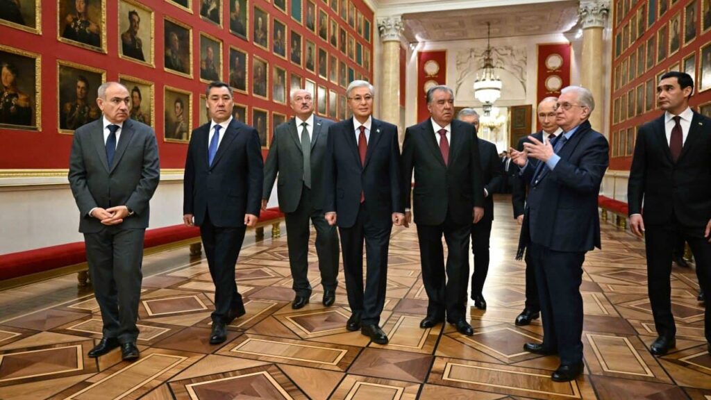 Тоқаев ТМД елдері басшыларымен бірге Эрмитаж музейін аралады