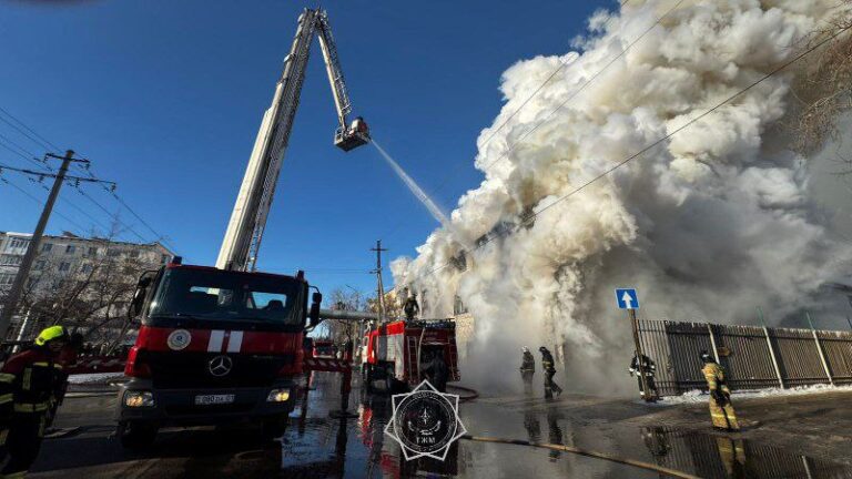 Астанада үш қабатты ғимаратта өрт шықты: сөндіру күшейтілген режимде жүріп жатыр