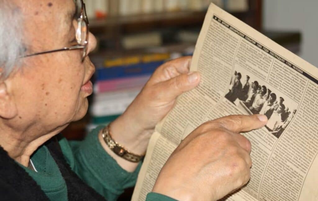 Қасқайып тұрған Қайрат Рысқұлбеков немесе әйгілі сурет тарихы