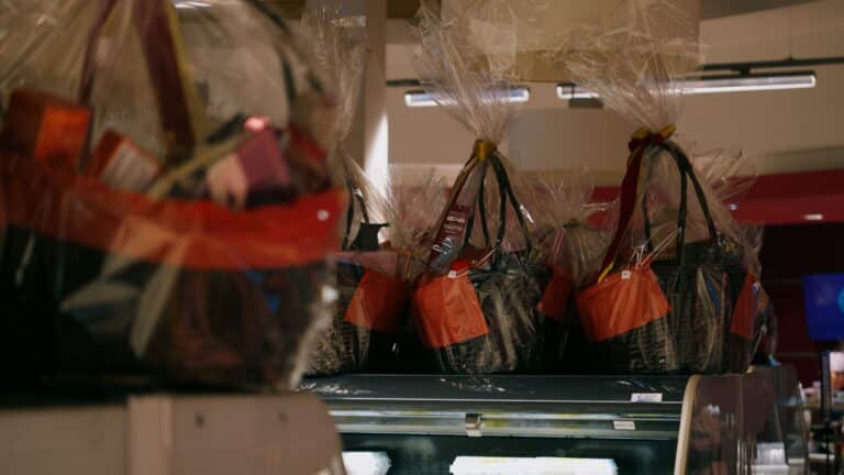 Подарочные корзины за миллионы тенге продаются в супермаркетах Казахстана