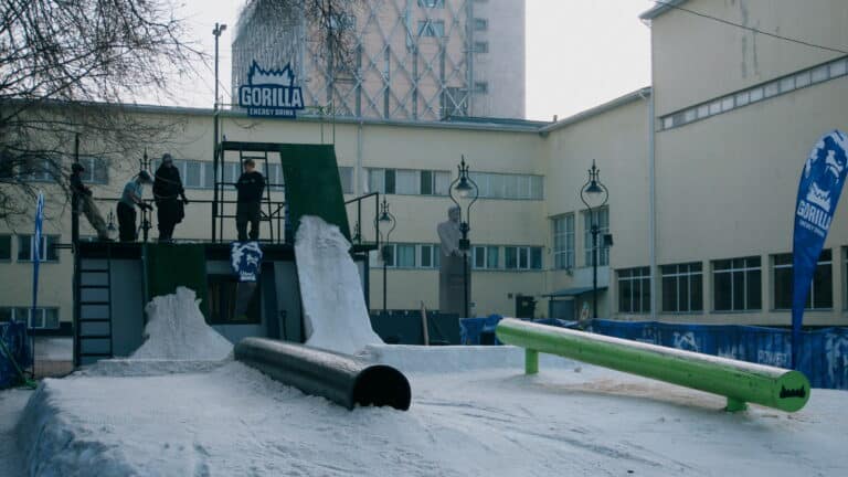 Парк для трюков со снегом с «Шымбулака» открылся в центре Алматы