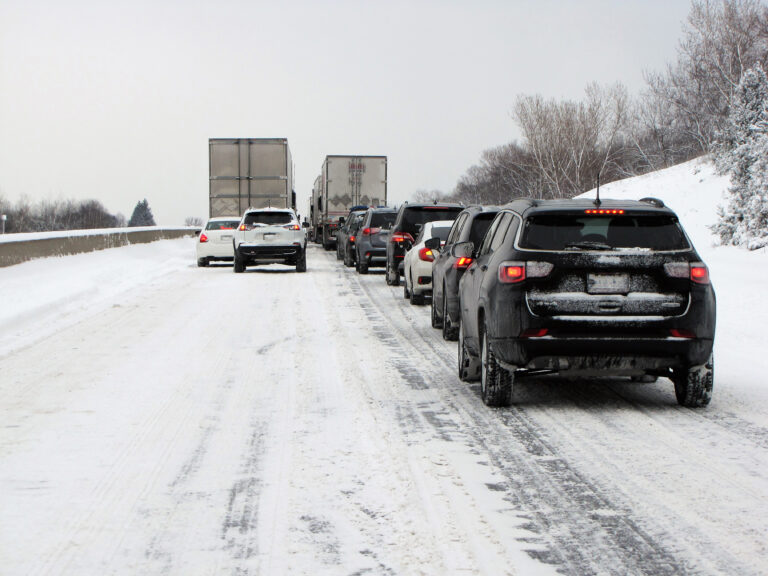 Полиция сопроводила колонну из 100 автомобилей в Костанайской области