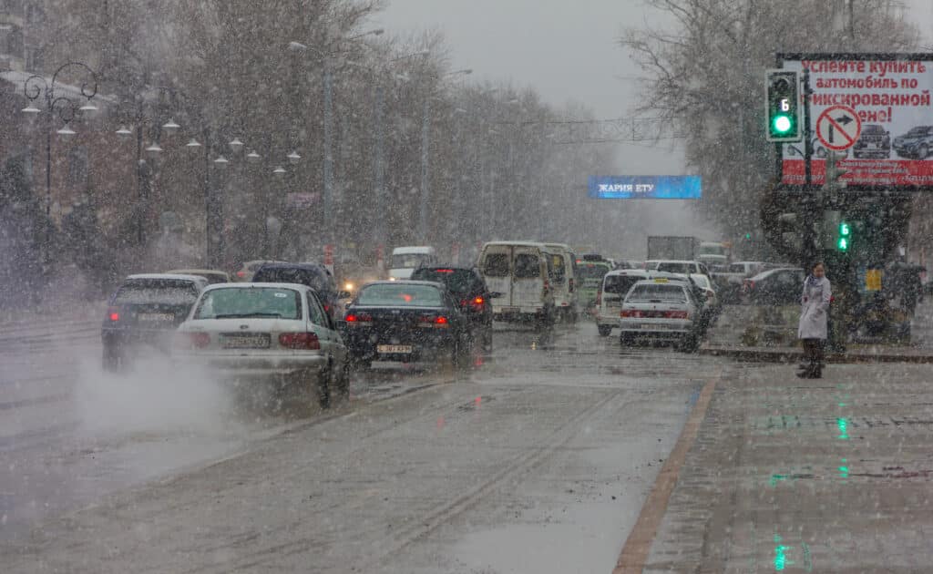 Штормовое предупреждение: Казахстан снова накроют снег, дождь и сильный ветер