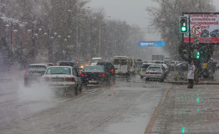 Штормовое предупреждение: Казахстан снова накроют снег, дождь и сильный ветер