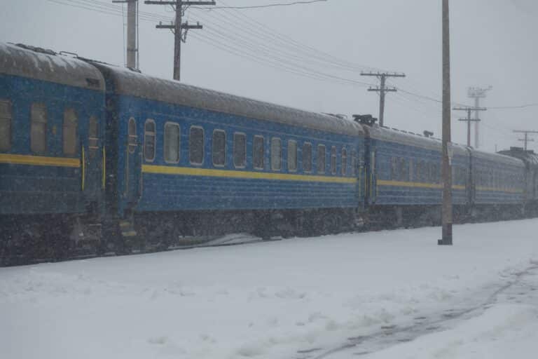 Некоторые поезда снизили скорость из-за сильных метелей в Казахстане