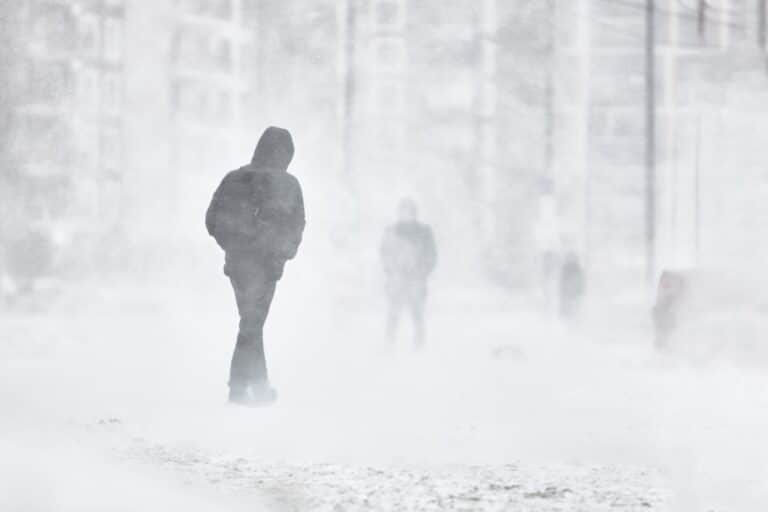 Казахстан вновь накроют сильный ветер, метели и снегопады