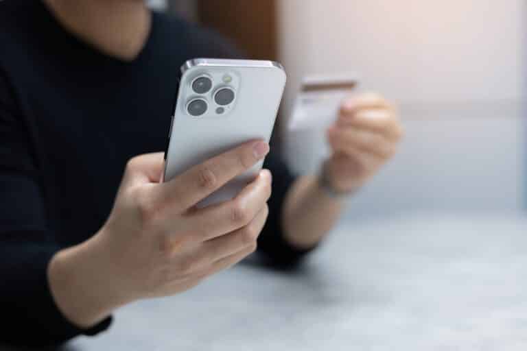 Казахстанка обманом взяла кредит на бывшего свекра, чтобы купить iPhone