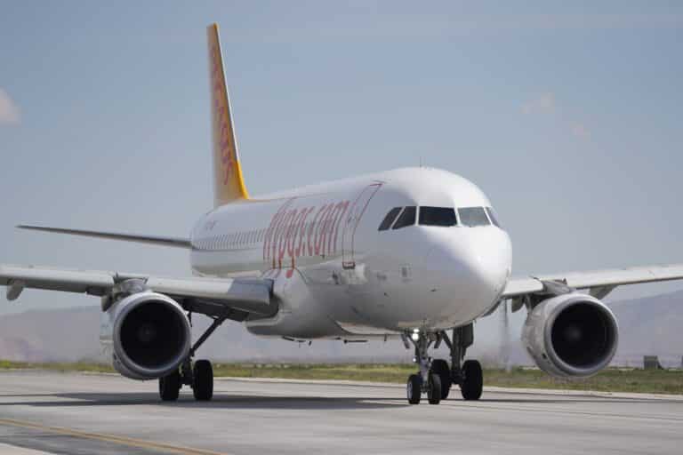 Прилетевшие из Стамбула россияне отказались покидать самолет в Актау