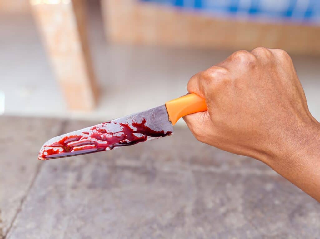 В Темиртау парня ударили ножом из-за открытой форточки в автобусе