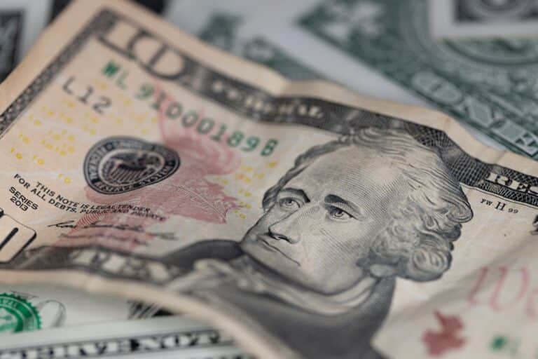 Главное к утру: доллар в 2026 году, борьба за Warner Bros, Alphabet покупает Interect