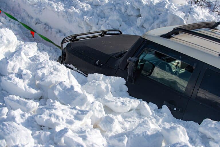 Казгидромет предупредил о шторме, а МВД обратилось к водителям