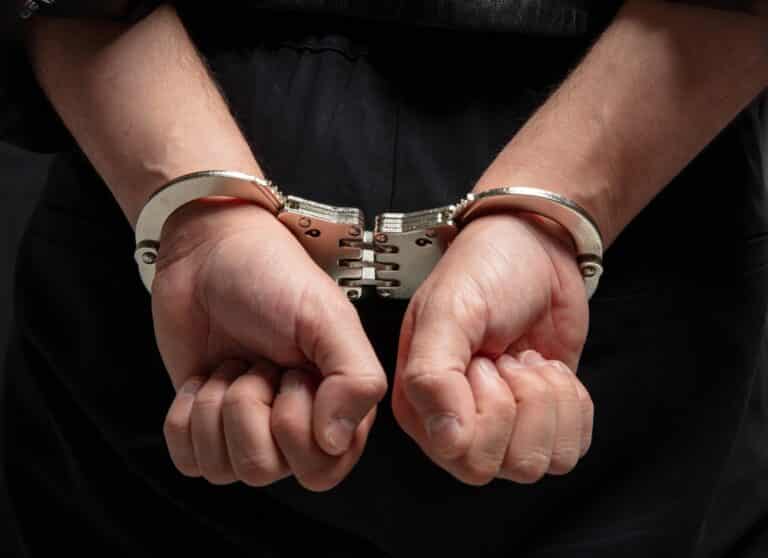 В Алматы задержали мужчину, пнувшего ребенка на детской площадке