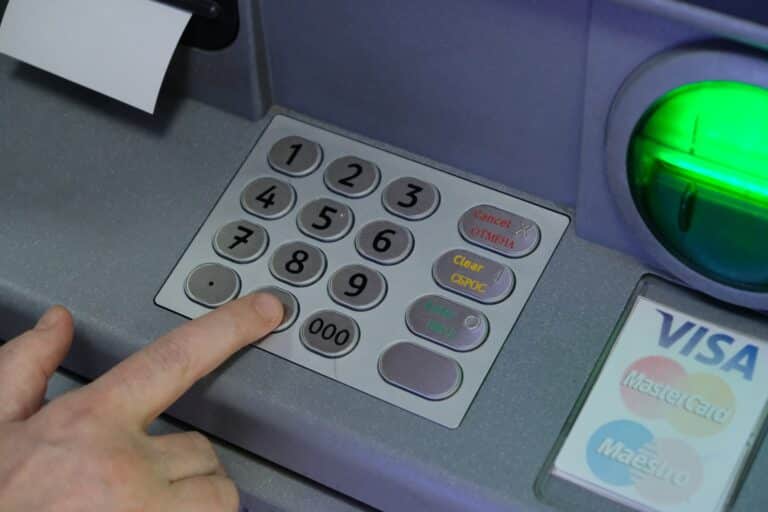 Работники банков и риелторы помешали отобрать миллионы у пенсионеров в Костанае