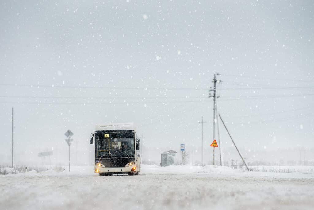 МЧС эвакуировало 32 человека из сломавшегося автобуса под Темиртау