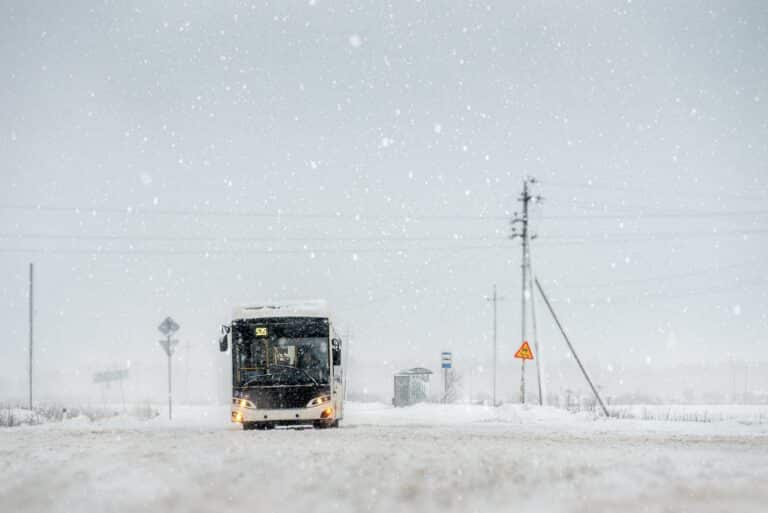 15 пассажиров чуть не замерзли на трассе в Карагандинской области