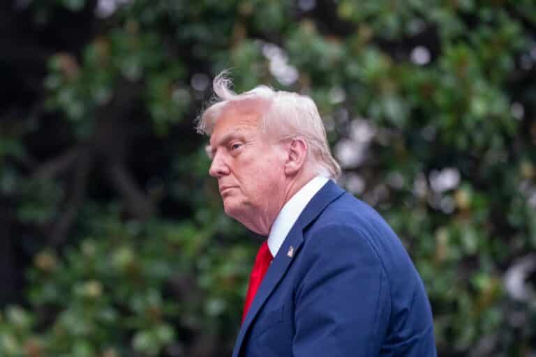 Трамп подарил Токаеву ключ от Белого дома и бейсболку