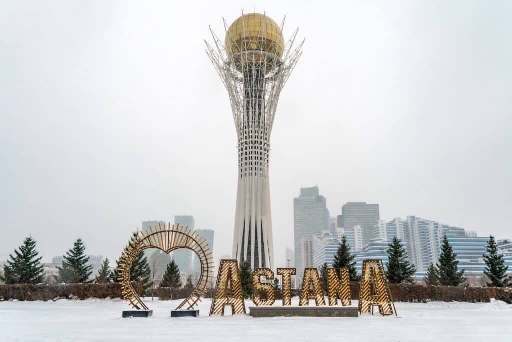 Школьников 0-6 классов Астаны отправили на удаленку из-за ветра