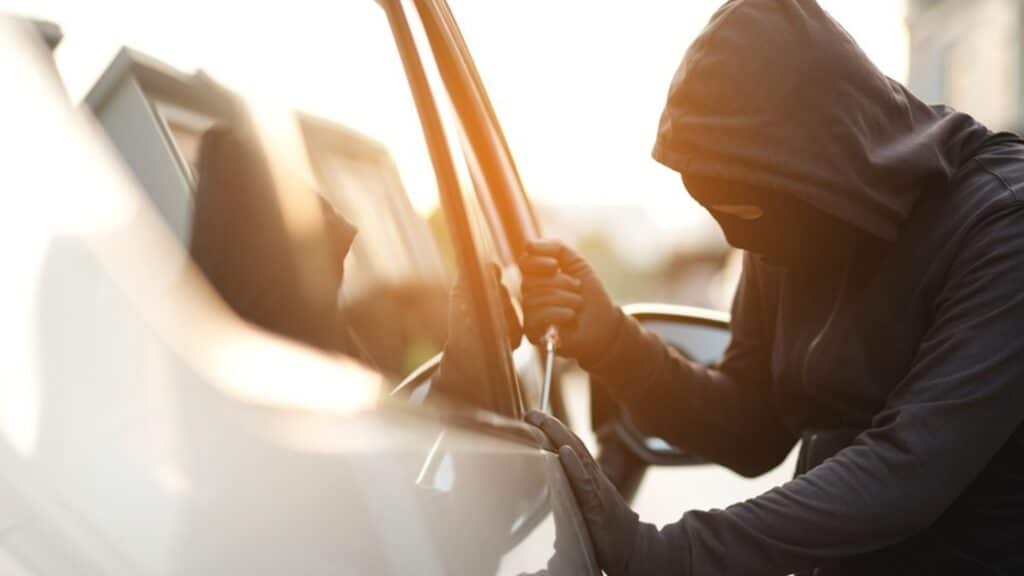 Алматыда кемі сегіз автокөлікке ұрлыққа түскен күдікті ұсталды (видео)