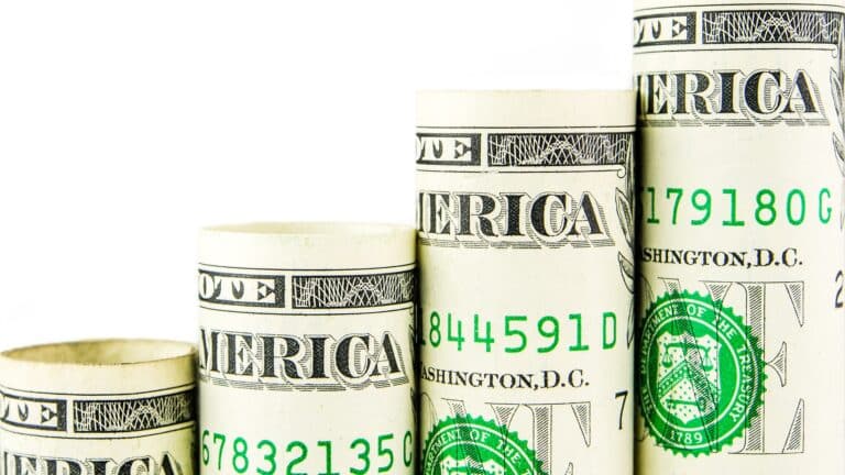 Доллар қайтадан көтерілді: 521 теңгеден сатылып жатыр