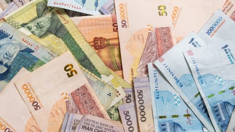 Иранда ақша күрт құнсызданып, халық көшеге шықты