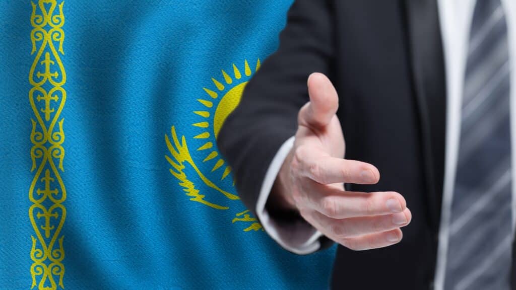 Тоқаев кәсіпкерлерді «нағыз патриот» деп атап, желідегі жастарды сынады