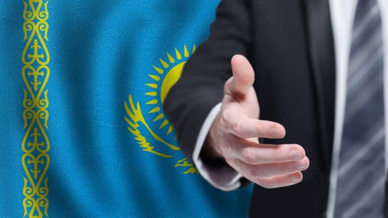 Тоқаев кәсіпкерлерді «нағыз патриот» деп атап, желідегі жастарды сынады