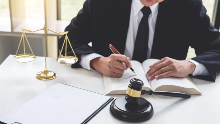 Шымкентте 12 жеке сот орындаушысы лицензиядан айрылды